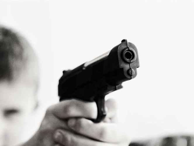 Encuentra pistola en centro comercial y dispara para ver si era real