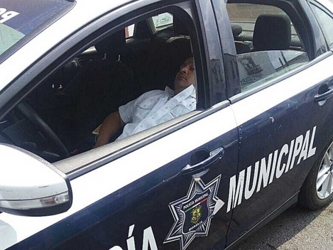 Captan a policías municipales durmiendo en su patrulla | El Imparcial de Oaxaca
