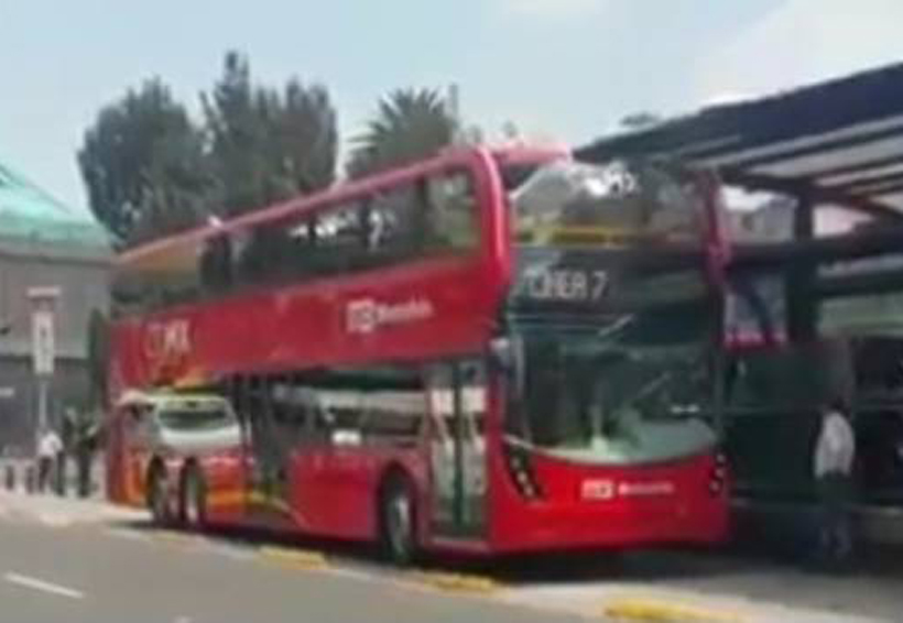 Video: Metrobús de 2 pisos se atora en estación de La Villa | El Imparcial de Oaxaca