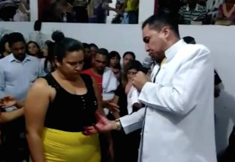 Video: Pastor reza para que su seguidora baje 35 kilos | El Imparcial de Oaxaca