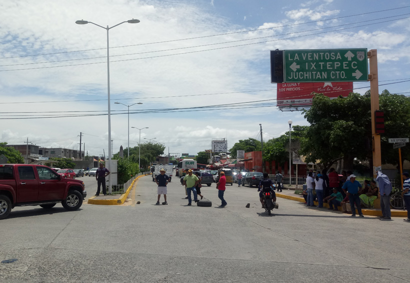 Protesta Sección 22 en gira  del gobernador en Juchitán