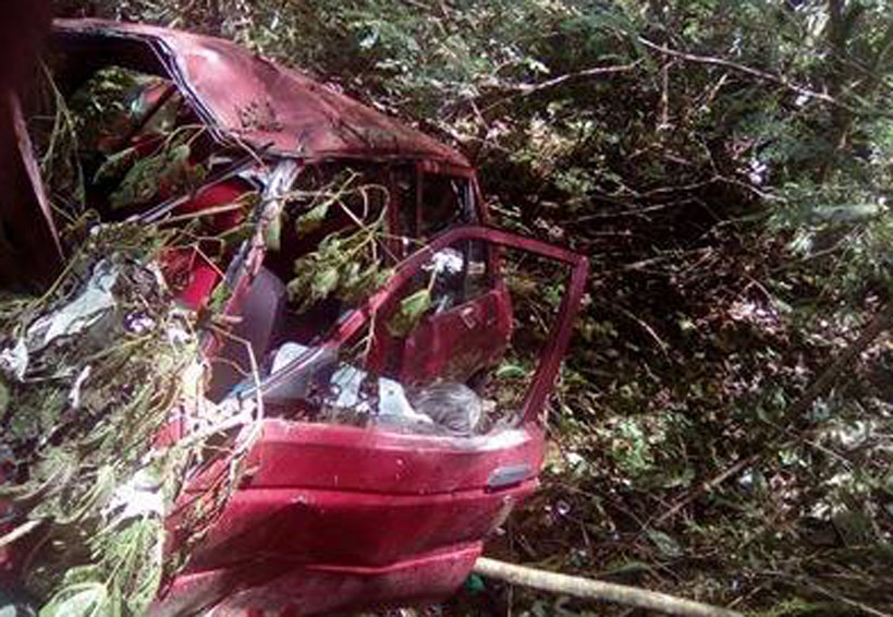 Hallan automóvil con 4 personas sin vida en un barranco rumbo a Huatulco | El Imparcial de Oaxaca