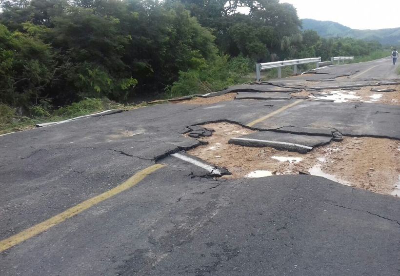 Carretera de San Dionisio del Mar destrozada por las lluvias