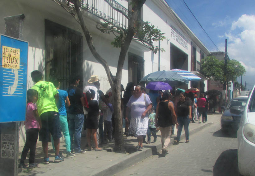 Abarrotan padres  de familia oficialías del Registro Civil en Oaxaca