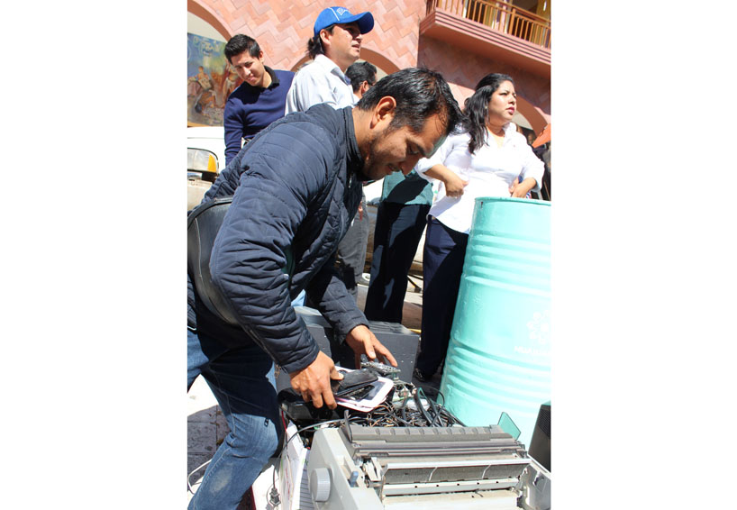En Huajuapan de León reciclan basura electrónica