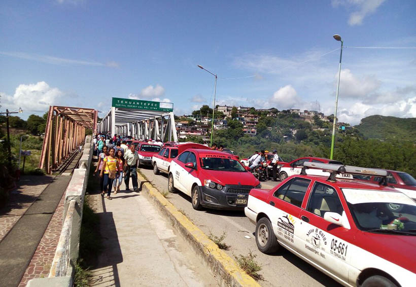 Taxistas bloquean puente de Fierro en Tehuantepec, Oaxaca | El Imparcial de Oaxaca