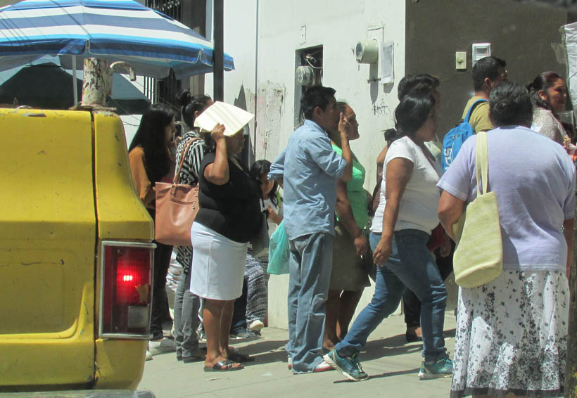 Abarrotan padres  de familia oficialías del Registro Civil en Oaxaca