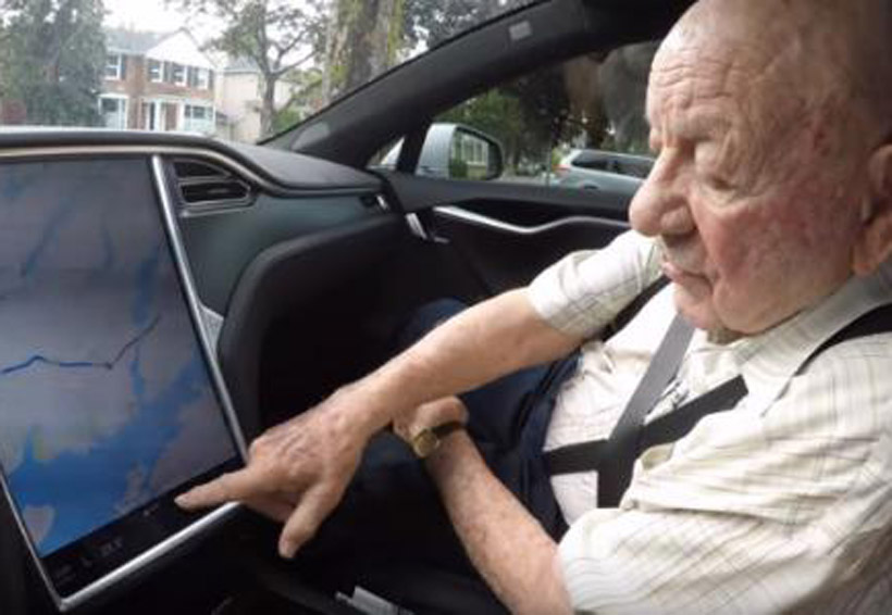 Abuelo de 97 años se sube por primera vez a ‘un auto del futuro’ | El Imparcial de Oaxaca