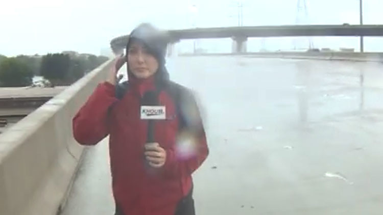 Video: Reportera ayuda a salvar a hombre de inundación en Houston | El Imparcial de Oaxaca