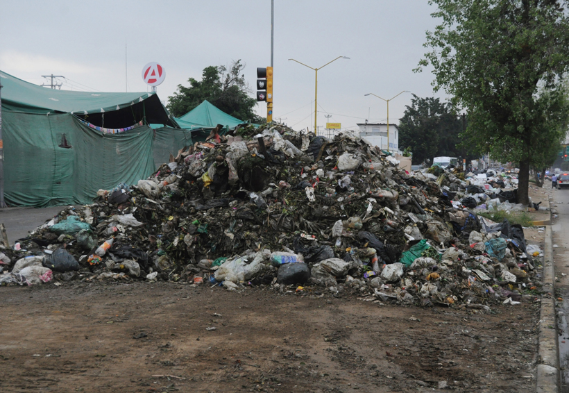 Piden la reubicación del encierro de camiones recolectores de basura de Oaxaca