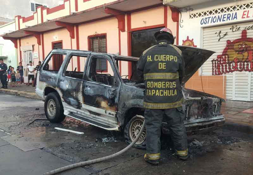 Arde camioneta por corto circuito | El Imparcial de Oaxaca
