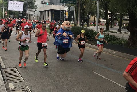 Dr. Simi corre Maratón de la CDMX; no lo dejan terminar | El Imparcial de Oaxaca