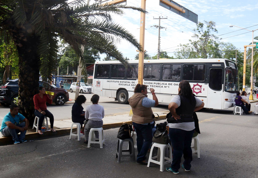 Video: Bloquean bulevar para exigir seguridad en EST 1 de Oaxaca | El Imparcial de Oaxaca