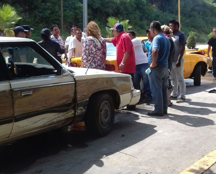 Aparatoso choque dejó daños materiales por miles de pesos en Salina Cruz, Oaxaca