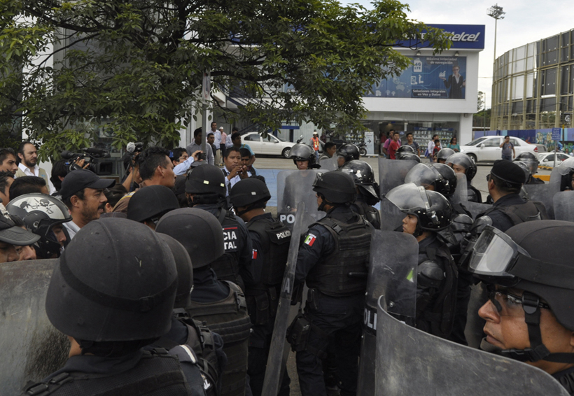 Video: Miden fuerzas Policía Estatal y normalistas