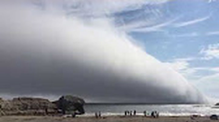 Una enorme nube ‘devora’ una playa de California | El Imparcial de Oaxaca