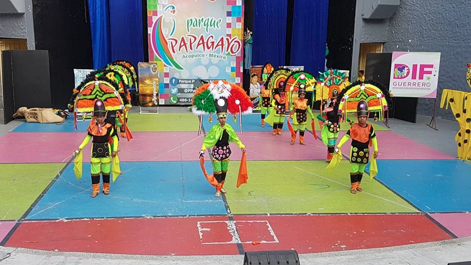 Danza de la pluma en colores neón causa indignación | El Imparcial de Oaxaca