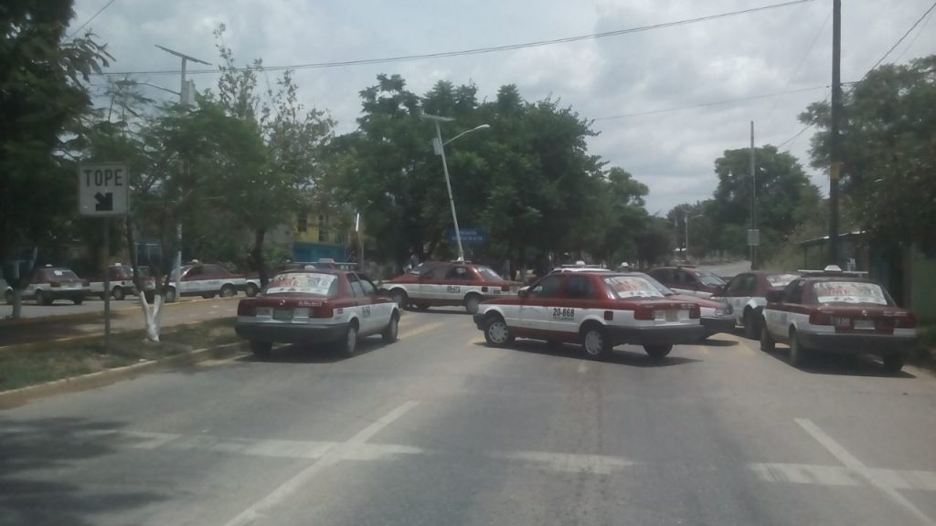 Taxistas cierran circulación sobre avenida Ferrocarril en Oaxaca | El Imparcial de Oaxaca