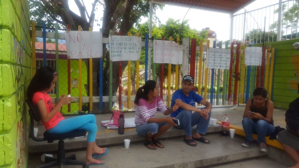 Padres de familia protestan en rechazo a un probable paro. | El Imparcial de Oaxaca