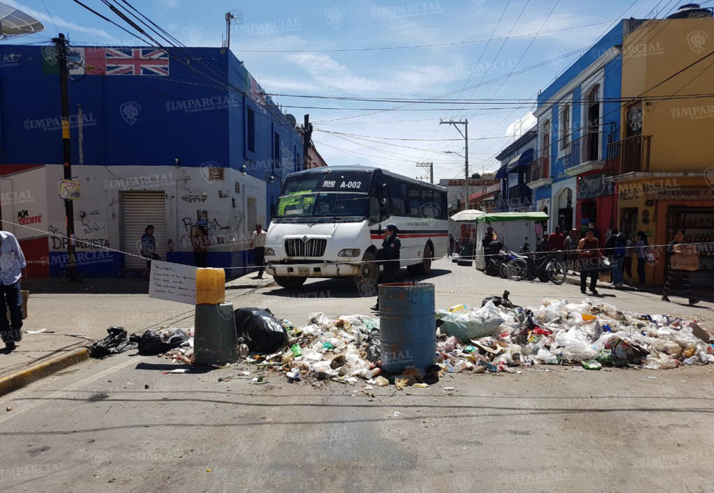 Bloquean la calle de las Casas esquina Galeana por acumulación de basura | El Imparcial de Oaxaca