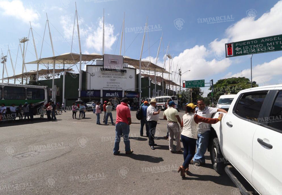 Bloqueado crucero del estadio de beisbol por sección 22 | El Imparcial de Oaxaca