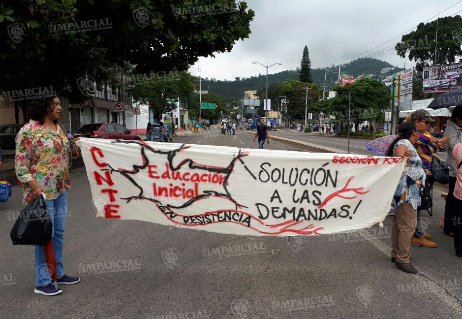 Bloqueado el crucero de fonapas por trabajadores de educación inicial de la S-22 | El Imparcial de Oaxaca