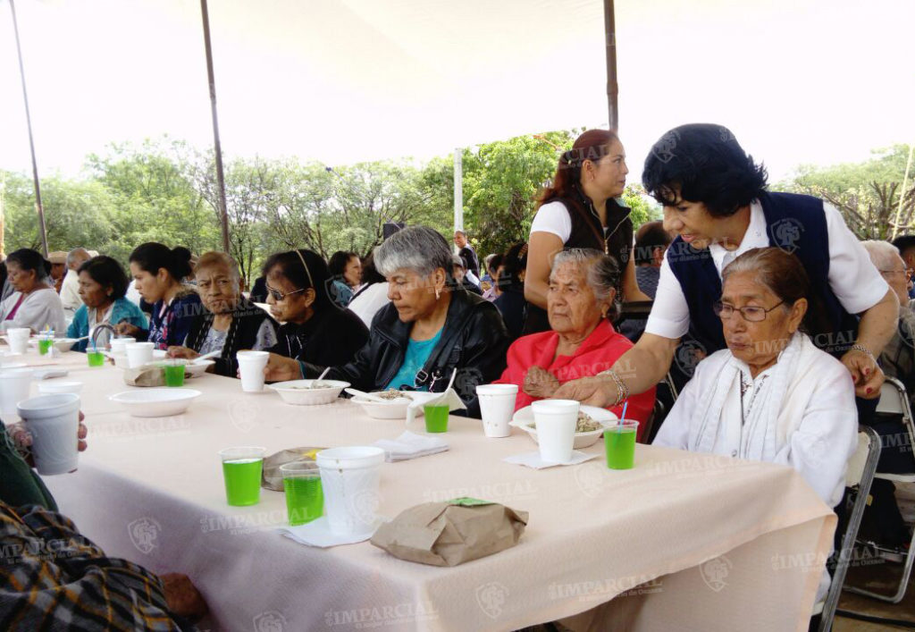 Celebran en su día a abuelitos de Huajuapan en Oaxaca | El Imparcial de Oaxaca