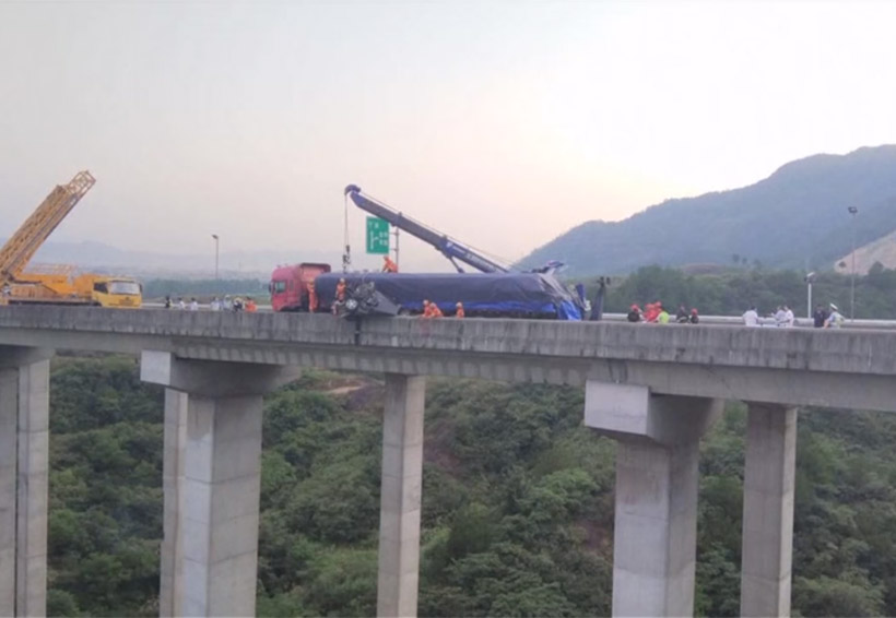 Video: Camión embiste auto y lo deja suspendido a 50 metros de altura | El Imparcial de Oaxaca