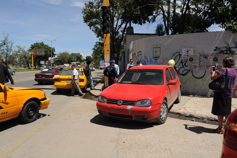 Choca taxi contra un auto particular frente al Parque del Amor, Oaxaca