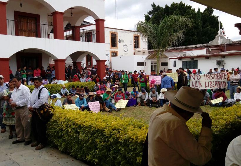 Se plantan comuneros de Aloapam en penal de Etla, Oaxaca | El Imparcial de Oaxaca