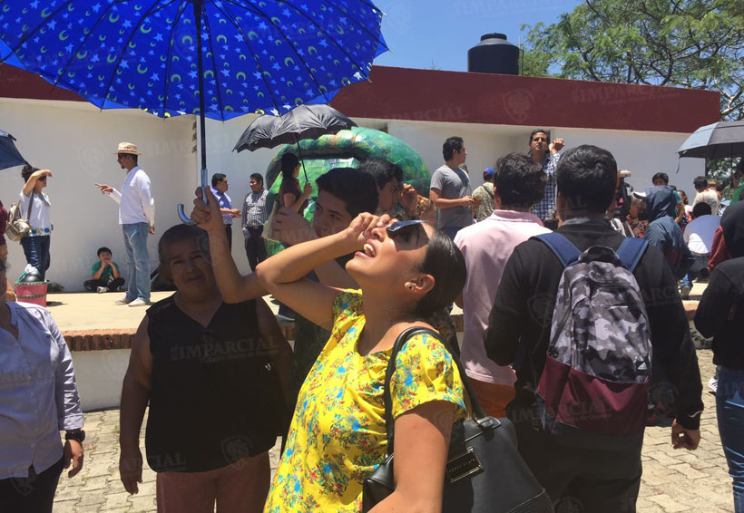 Video: Decenas de personas asisten al observatorio de Oaxaca para ver el eclipse