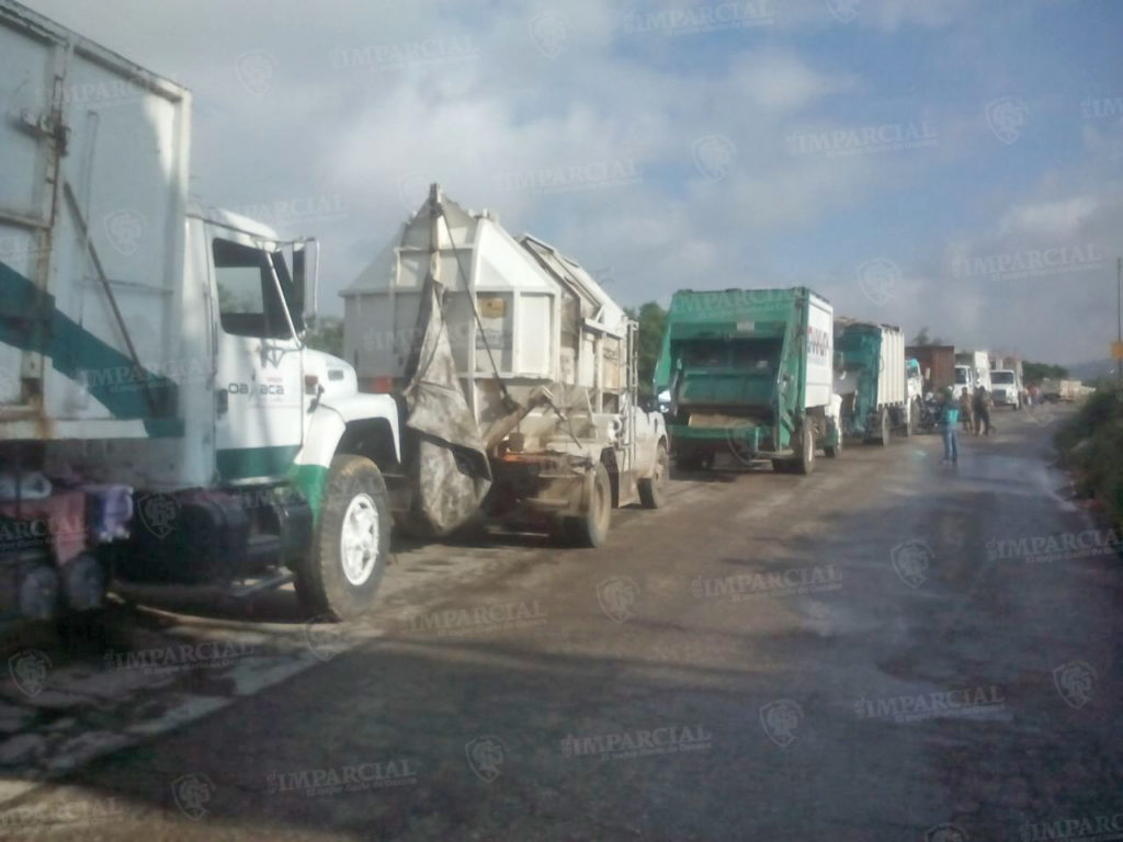 Llegan camiones de basura a descargar en riberas del Atoyac; comerciantes impiden paso | El Imparcial de Oaxaca