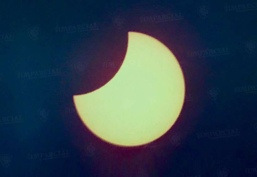 Más de 3 mil personas observaron el eclipse en el Cerro del Fortín en Oaxaca | El Imparcial de Oaxaca