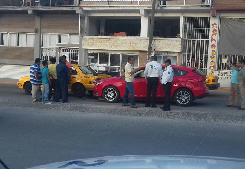 Hombre alcoholizado provoca accidente en Salina Cruz, Oaxaca