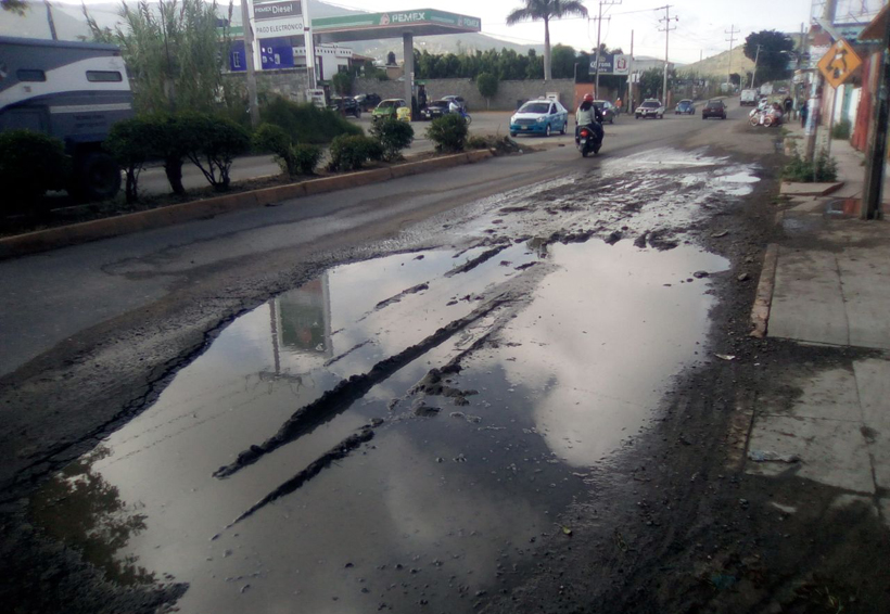 Advierten riesgo por el mal estado de pavimento de las calles de Oaxaca