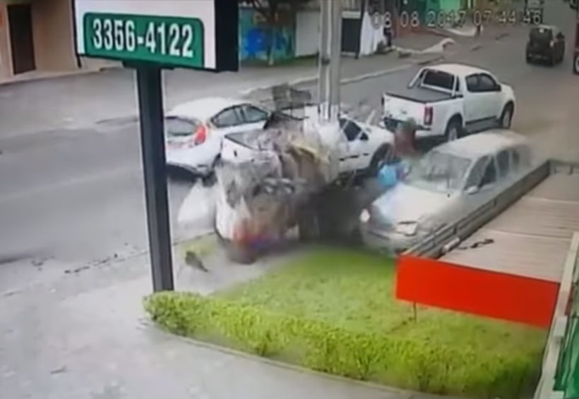 Video: Auto fuera de control choca cerca de un hombre y su perro | El Imparcial de Oaxaca
