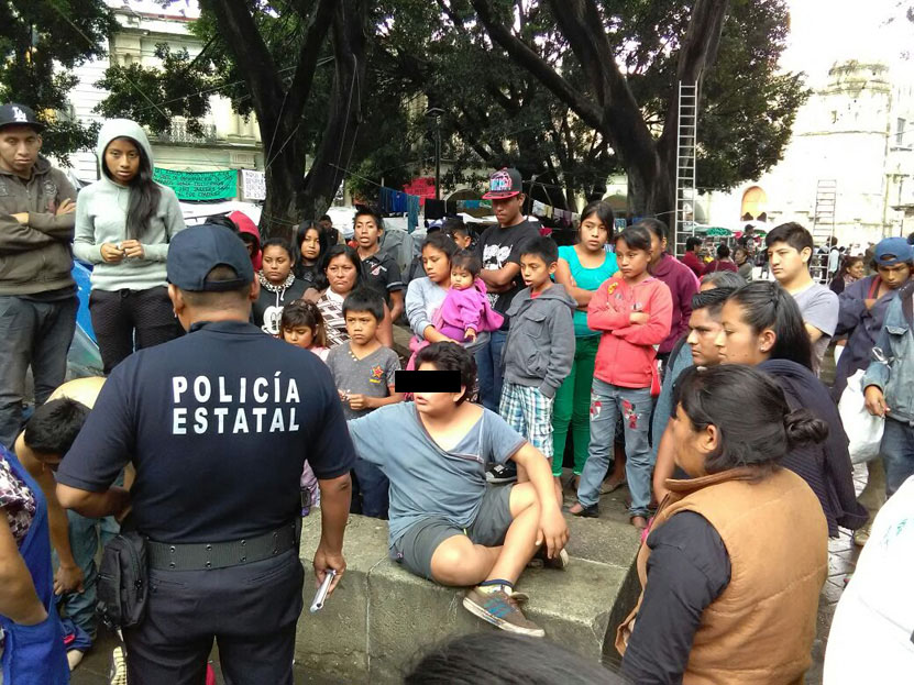 Humillan en zócalo de Oaxaca a madre e hijos acusados de robos | El Imparcial de Oaxaca