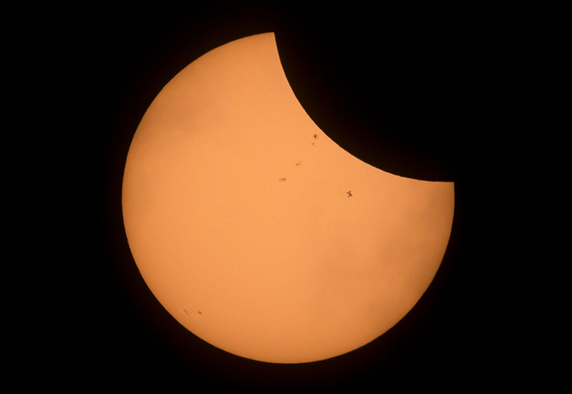 La NASA capta el momento en que la Estación Espacial Internacional pasa sobre el eclipse | El Imparcial de Oaxaca