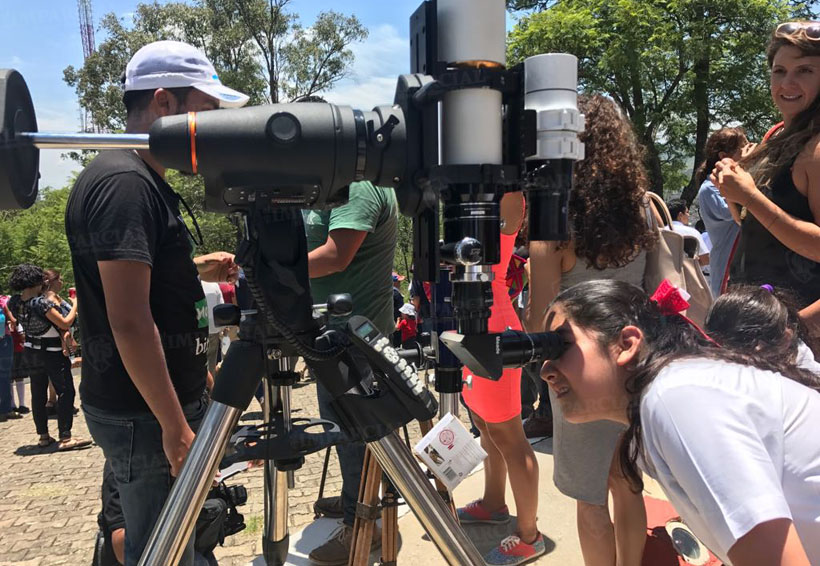 Video: Decenas de personas asisten al observatorio de Oaxaca para ver el eclipse