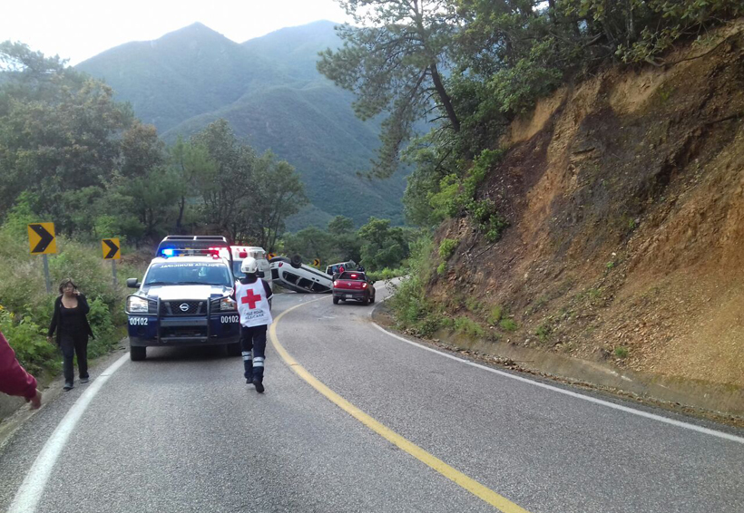 Vuelca camioneta en carretera a Ixtlán, Oaxaca | El Imparcial de Oaxaca