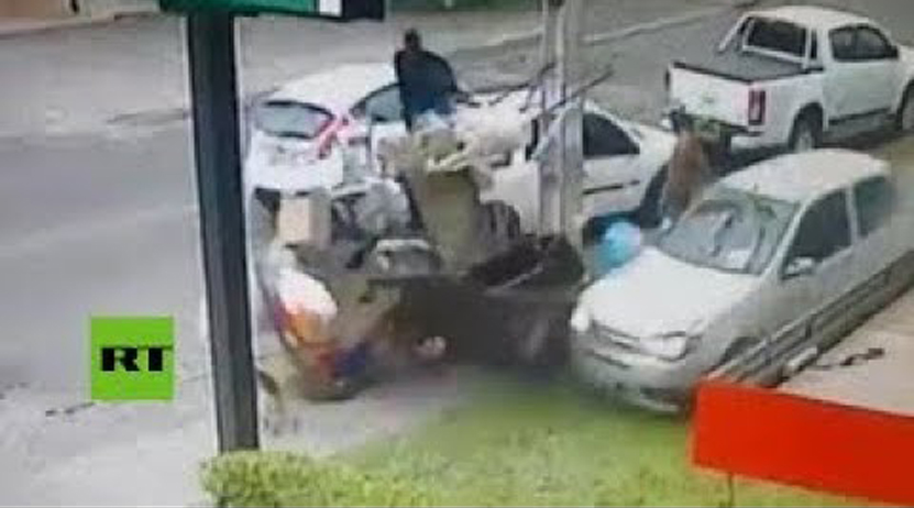 Un auto fuera de control choca cerca de un hombre y su perro | El Imparcial de Oaxaca