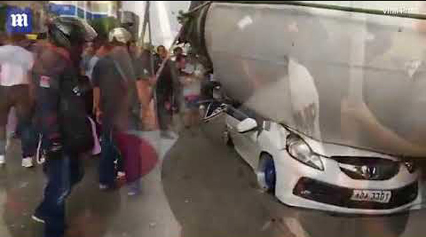 Video: El terrible momento en que una revolvedora fuera de control aplasta un coche con cinco personas | El Imparcial de Oaxaca