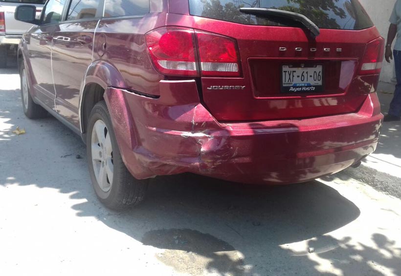 Choca taxi contra una camioneta estacionada en Salina Cruz, Oaxaca | El Imparcial de Oaxaca
