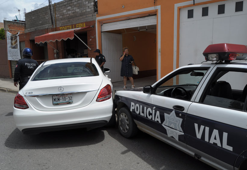 Entra imprudentemente a su cochera y provoca choque contra patrulla en Oaxaca | El Imparcial de Oaxaca