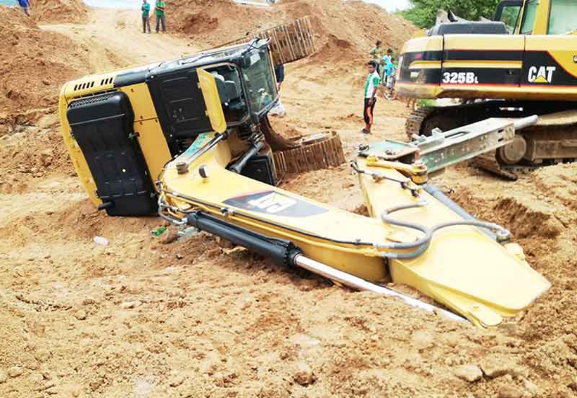 Operador herido al volcarse retroexcavadora