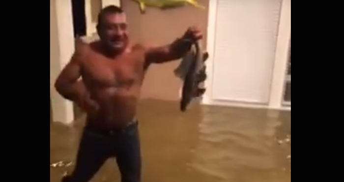 Video: Hombre pesca en la sala de su vivienda tras ser inundada por “Harvey” | El Imparcial de Oaxaca