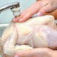 Lavar el pollo crudo podría poner en riesgo tu salud