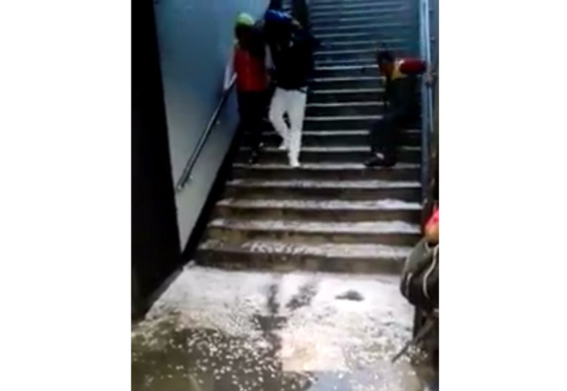 Video: Resbala con granizo y cae por las escaleras del Metro de la CDMX | El Imparcial de Oaxaca