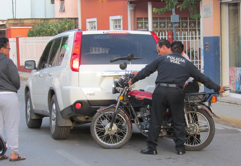 Choca motociclista contra auto en Oaxaca | El Imparcial de Oaxaca