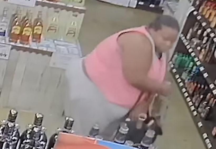 Video: Mujer roba 18 botellas de alcohol de una tienda escondiéndolas entre su ropa | El Imparcial de Oaxaca